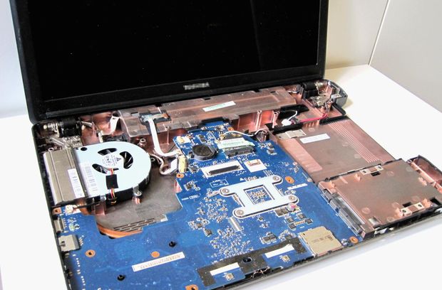 Laptop ohne Tastatur und geöffnet