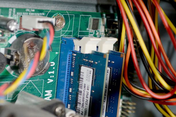 Ansicht Mainboard mit 2 RAM-Riegel in 2 RAM-Bänken