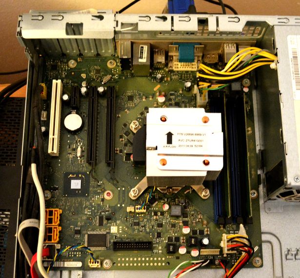 Ansicht PC Deckel abgenommen, Blick von oben auf Mainboard